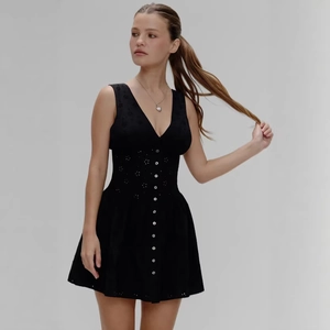 Mini robe noire pour femme avec col en V, broderie ajourée et taille cintrée