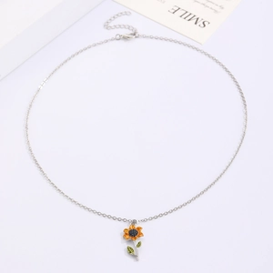 Détail du collier pendentif tournesol argenté avec pétales jaunes et fermoir mousqueton