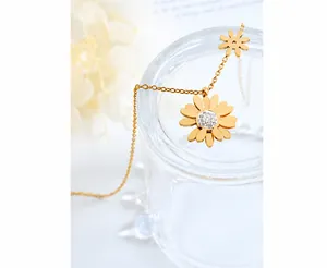 Detalle de collar con colgante de margarita bañada en oro y circonitas en cristal