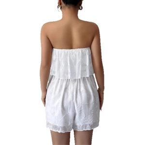Elegante tutina bianca senza spalline da donna con texture pieghettata e volant vista posteriore