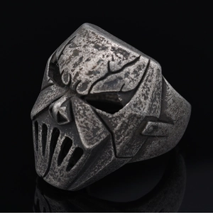 Anello vintage a maschera in acciaio inossidabile con finitura anticata scura