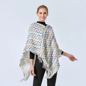 Châle en tricot blanc style ethnique avec motifs ondulés colorés et bords à franges