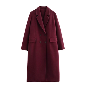 Cappotto lungo da donna in lana bordeaux con chiusura a doppiopetto e ampi revers