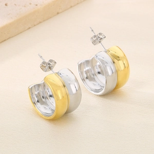Détail de boucles d'oreilles C bicolores en acier inoxydable avec finition or et argent