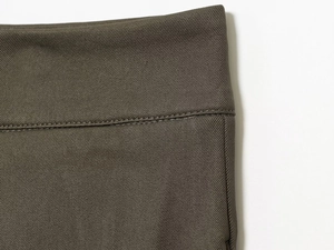 Detailansicht des olivgrünen Twill-Stoffs und der hochwertigen Nähte am Hosenbund