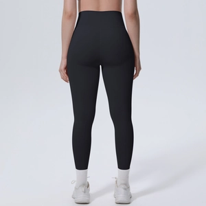 Detailansicht der schwarzen High-Waist-Yogahose mit feuchtigkeitstransportierendem Stoff