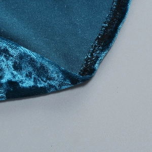 Macro del tessuto in velluto blu pavone con cuciture di precisione sul bordo dell'abito