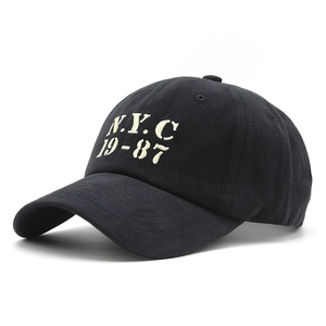 Détail de la broderie NYC 19-87 sur une casquette de baseball en coton noir avec évents