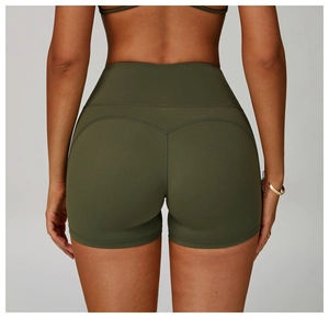 Gros plan sur un short de yoga vert armée taille haute avec design effet fessier galbé
