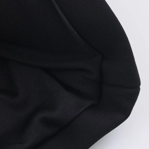 Nahaufnahme der schwarzen Polyester-Stofftextur mit feiner Webart und weichen Falten