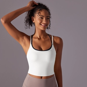 Détail de la brassière de sport blanche double couche avec bord noir et design sans couture