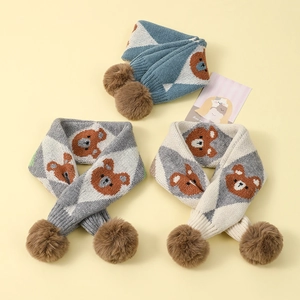 Détail à plat d'écharpes tricotées pour enfants avec motifs d'ours et pompons