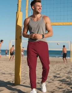 Détail du pantalon cargo bordeaux avec taille à cordon et tissu texturé seersucker