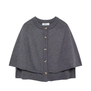 Châle poncho en tricot gris foncé pour femme avec col rond et boutons sur fond blanc