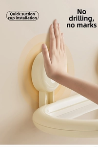 Dettaglio dell'installazione a ventosa senza fori per la mensola ovale da bagno a muro