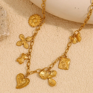 Détail d'un collier plaqué or 18 carats avec pendentifs tournesol, ours et cœur