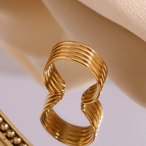 Vue macro d'une bague multicouche rayée plaquée or 18 carats avec texture métallique