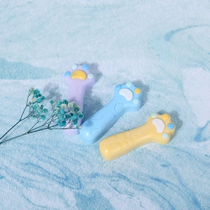Dettaglio degli stampi in silicone a zampa di gatto in colori pastello viola blu e giallo