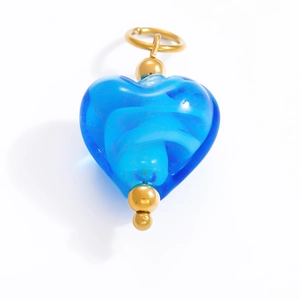 Makroaufnahme von blauem Glasherz-Anhänger mit 18k vergoldeter Edelstahlschlaufe