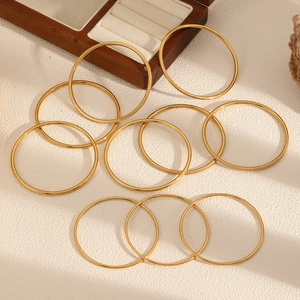 Set di dieci bracciali sottili in acciaio inossidabile placcato oro 18k impilati
