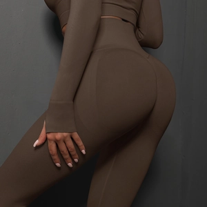 Détail du legging de yoga sans couture taille haute avec effet push up de couleur marron