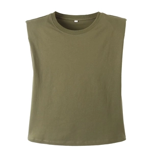 Dettaglio della maglietta senza maniche verde militare con spalline imbottite rifinite