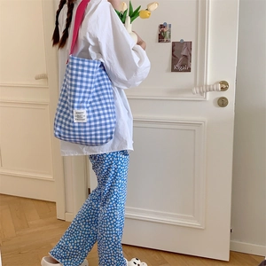 Sac fourre-tout en toile à carreaux bleu et blanc avec anses roses et bouquet de fleurs