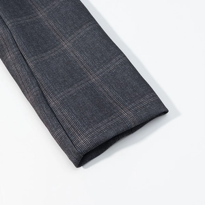 Macro della manica del blazer a quadri grigio scuro con trama del tessuto e cuciture