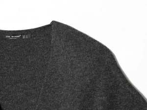 Vue détaillée de l'étiquette intérieure du haut en maille avec taille et marque