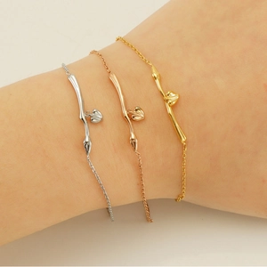 Lot de trois bracelets à mailles fines en or, or rose et argent avec breloques cœur