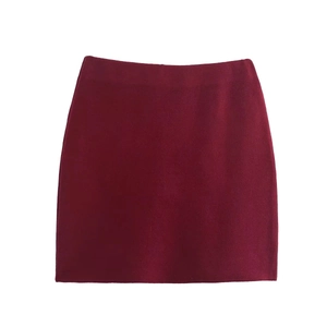 Détail d'une jupe en maille bordeaux avec une texture en laine épaisse de qualité