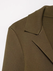 Détail du revers du blazer en maille et texture de couture fine en olive brun