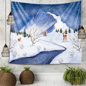 Détail de tapisserie de Noël montrant des montagnes enneigées et forêt avec rennes