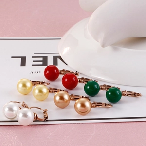 Cinq paires de boucles d'oreilles perles multicolores avec finition en or rose chic