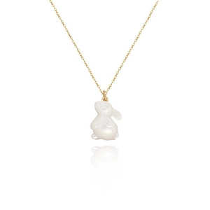 Collier en acier titane doré avec pendentif lapin de lune en coquille blanche