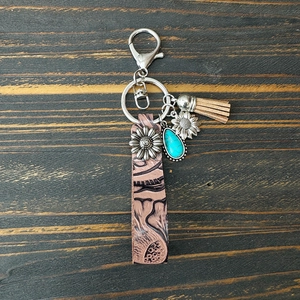 Détail du porte-clés rétro en cuir de style western avec pierre turquoise et charme fleur