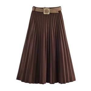 Jupe midi plissée marron foncé pour femme avec ceinture kaki sur fond blanc