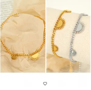 Detail der Hip-Hop-Panzerkette mit strahlendem Sonnenanhänger in Gold- und Silberoptik