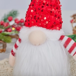 Détail de gnome de Noël avec chapeau à paillettes rouges et manches rayées