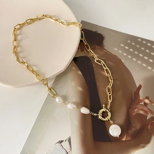 Vintage Baroque pearl pendant necklace with golden metal chain links for women