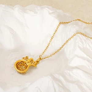 Collier pendentif sac de chance chinois doré avec caractère Fu évidé en acier titane