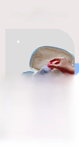 Détail d'une trousse à maquillage matelassée à nœuds bleus avec compartiment intérieur