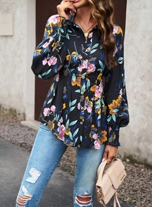 Détail d'un chemisier à imprimé floral avec manches bouffantes et taille cintrée