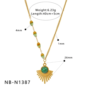 Detailed sizing of vintage fan-shaped emerald pendant necklace with 40+5cm chain and green beads