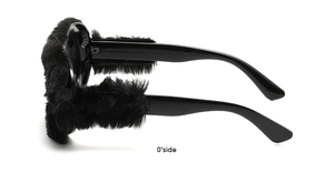 Vue latérale détaillée de lunettes de soleil ovales avec texture en fausse fourrure noire