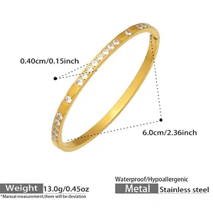 Dettaglio del bracciale rigido in oro con diametro interno di 6,0 cm e pietre di zircone cubico