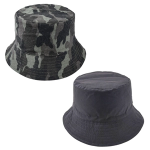 Détail de bobs réversibles camouflage et noirs avec bords cousus à plusieurs rangs