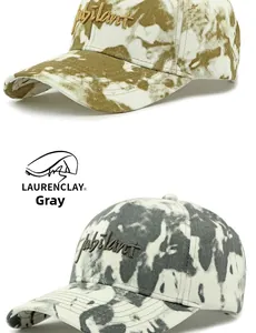 Détail de la broderie 3D Jubilant sur casquettes tie-dye en gris et jaune