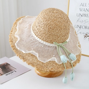 Cappello di paglia a tesa larga stile francese con pendenti a tulipano e finiture in pizzo
