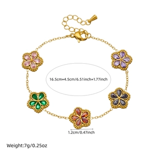 Bracciale a catena in acciaio dorato con cinque ciondoli a fiore in zircone colorato